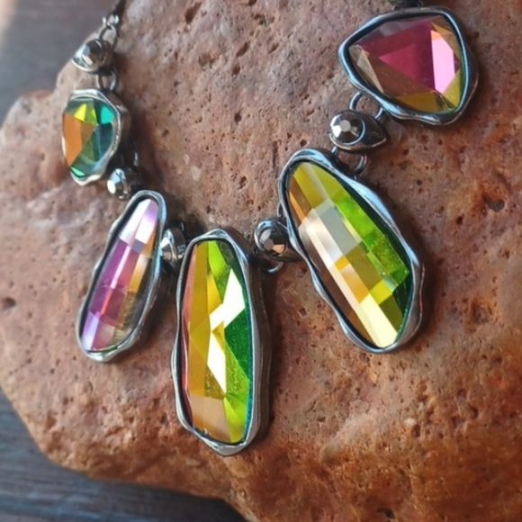 Gorgeous Edgy Oil Spill Multicolor Multifaceted Eyecatching Statement Necklace - Picture 10 of 12